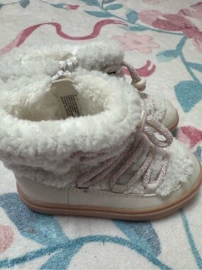 Cat & Jack Cream Sherpa Booties for Kids
